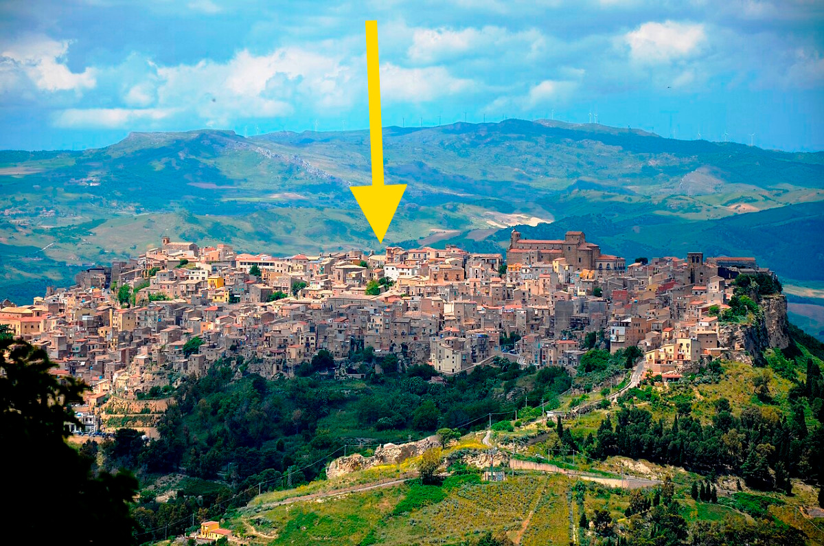 Questo borgo sta sorprendendo tutti | Scopri cosa si nasconde a 880 metri sopra la Sicilia e dove si trova - Foto: Yulka-lucia/Wikipedia