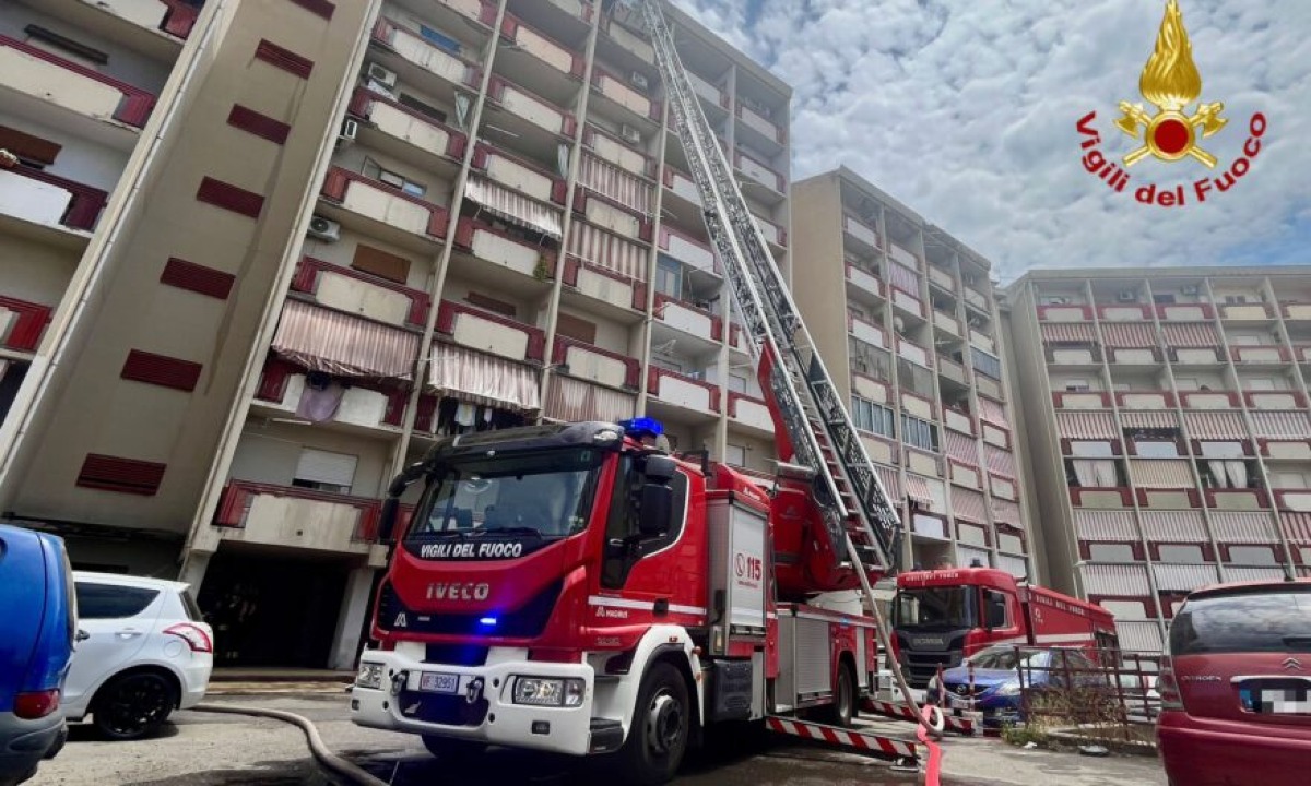 Incendio Librino: Vigili del Fuoco salvano donna e bambino -