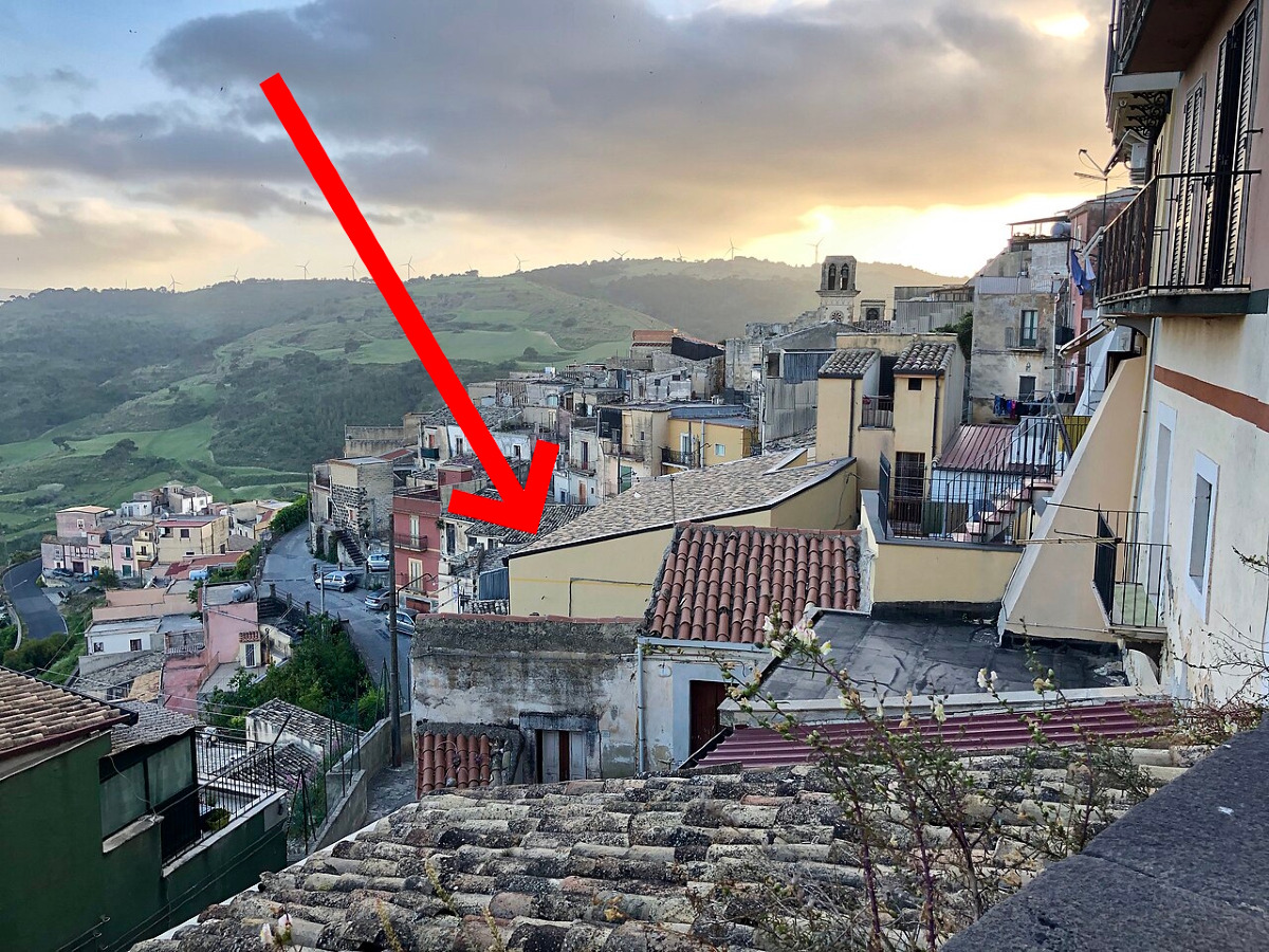 Ti perdi tra le pietre e i silenzi, ma lì qualcuno veglia su di te | Il borgo siciliano che protegge chi arriva col cuore aperto - Foto: Davide Mauro/Wikipedia