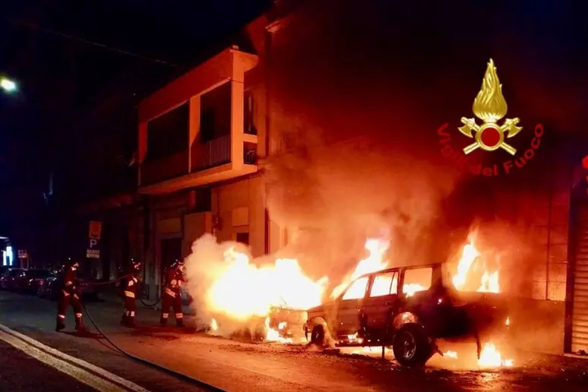 Incendio nella notte a Catania: auto in fiamme al Borgo -