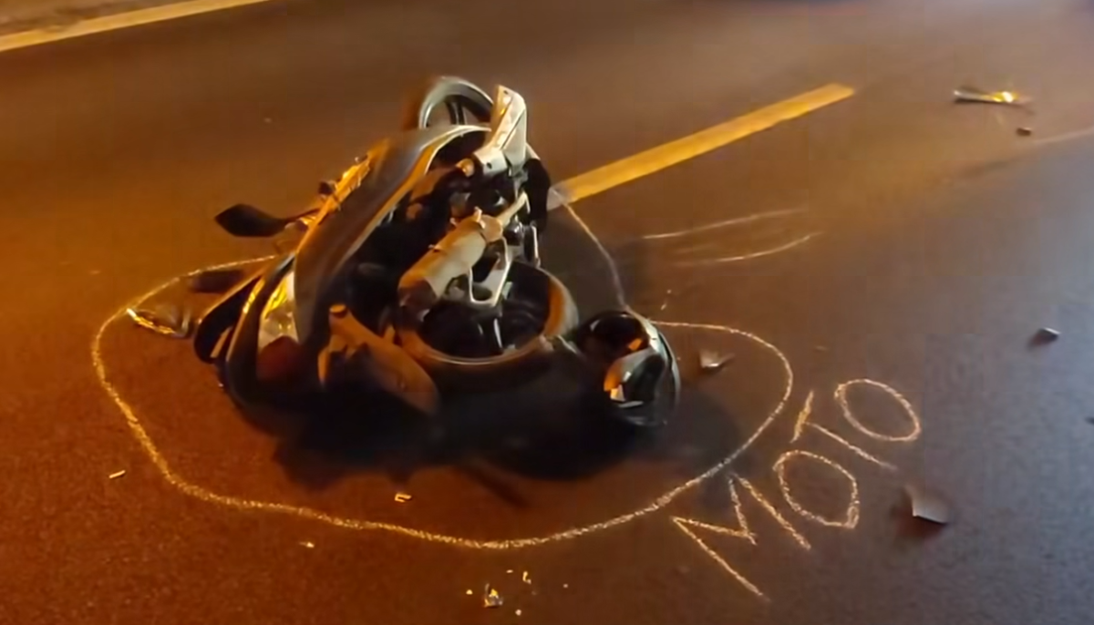 Incidente mortale sull'autostrada: travolto dopo la caduta -