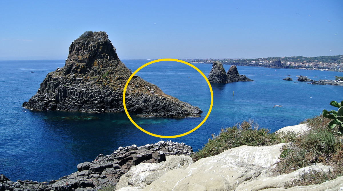 I turisti non credono ai loro occhi | La Riviera dei Ciclopi è avvolta da un mistero incredibile - Foto: Wilson44691/Wikipedia
