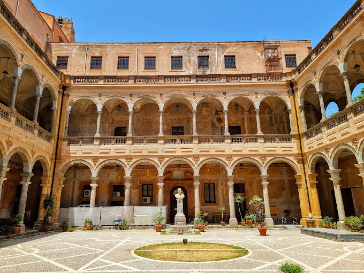 C'è luogo che sembra uscito da un libro antico | Si trova a Palermo e custodisce un segreto incredibile - Foto: Martin Tesař