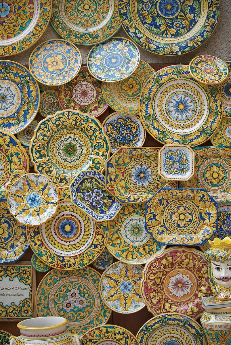 C'è un borgo in Sicilia che nessuno conosce | Con la sua ceramica, nasconde meraviglie mai raccontate - Foto: Lidine Mia/Wikipedia