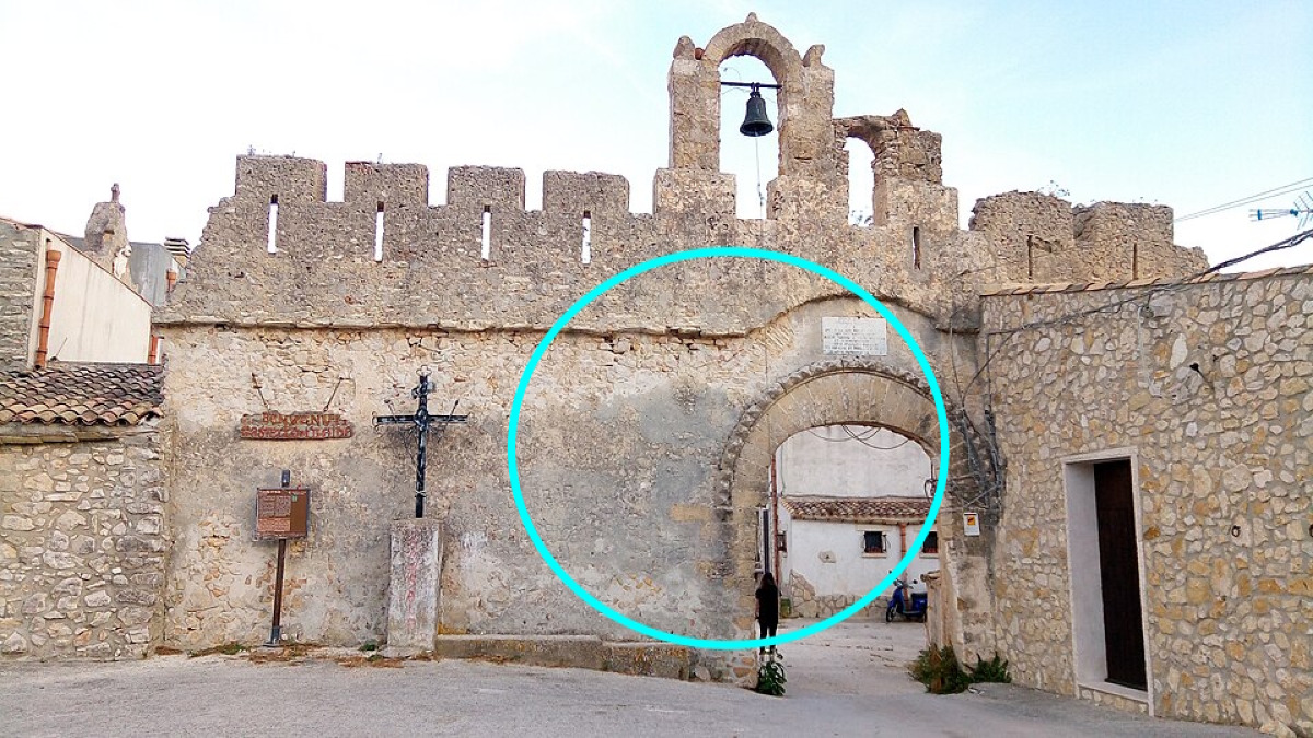 In Sicilia esiste un castello nascosto tra le nuvole | Ecco dove si trova ed il suo incredibile segreto - Foto: Ensahequ/Wikipedia