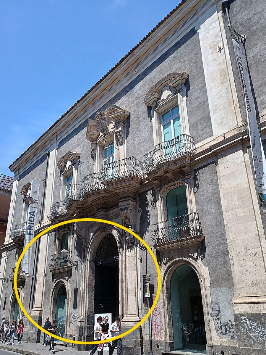 Un edificio che sembra fuori dal tempo | Palazzo Valle e l'incredibile curiosità che non conosci - Foto: Pequod76/Wikipedia