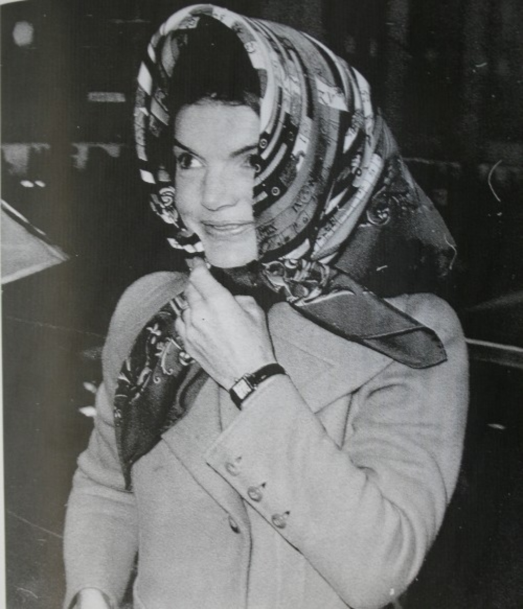 Il dettaglio chic che ha conquistato gli anni '60: le sciarpe di seta alla Jacqueline Kennedy" -