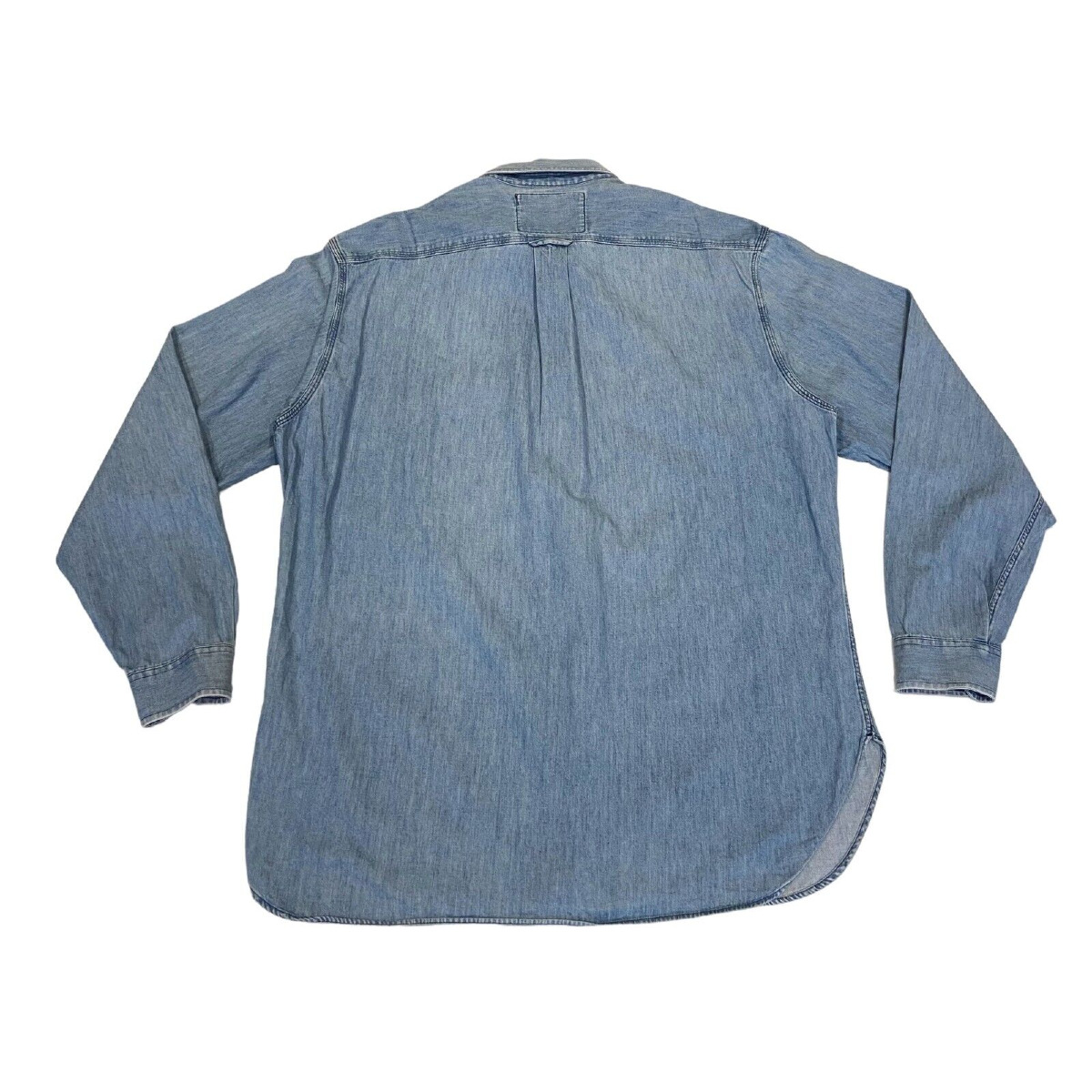 L’incredibile verità dietro le camicie in jeans che hanno mandato in tilt la moda anni '90 -