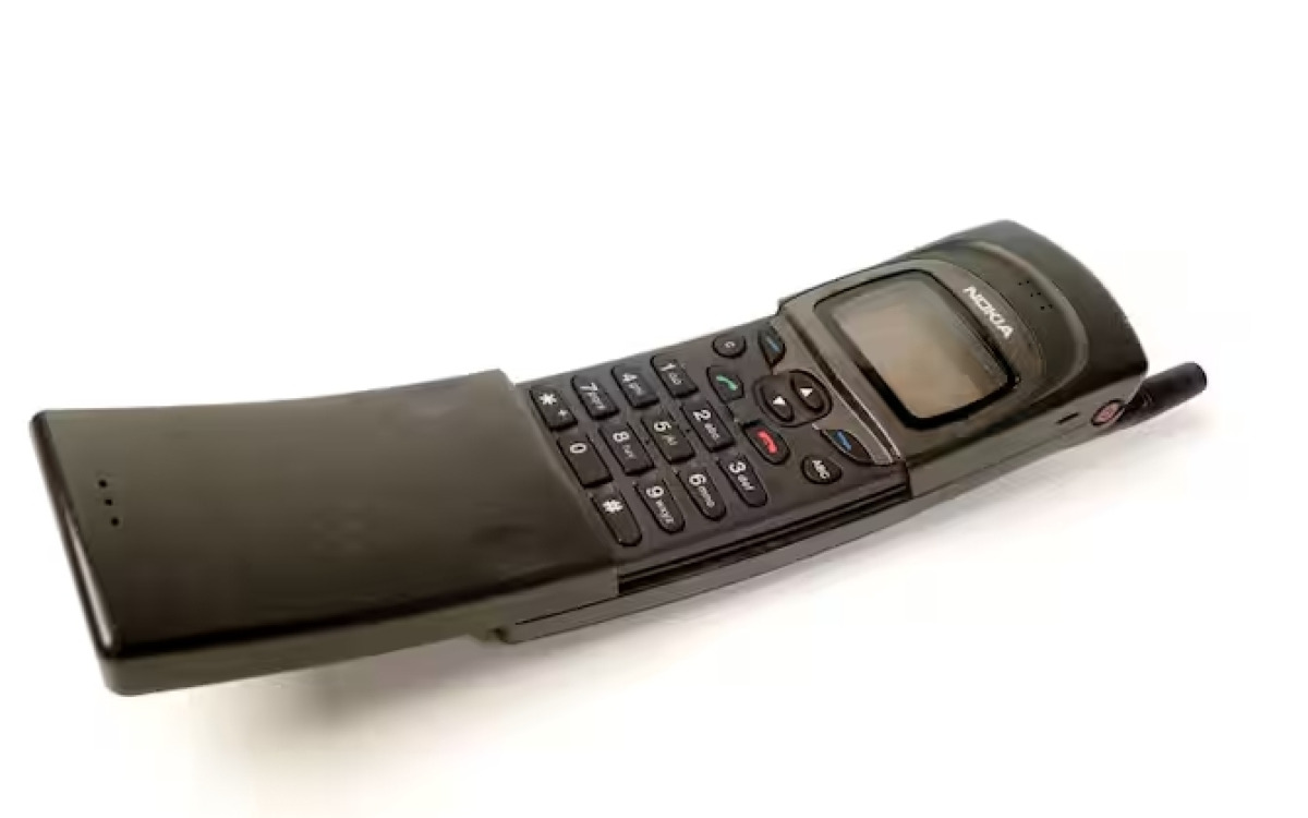 La follia dei cellulari negli anni '90: ecco perché facevamo ore di fila per un GSM -