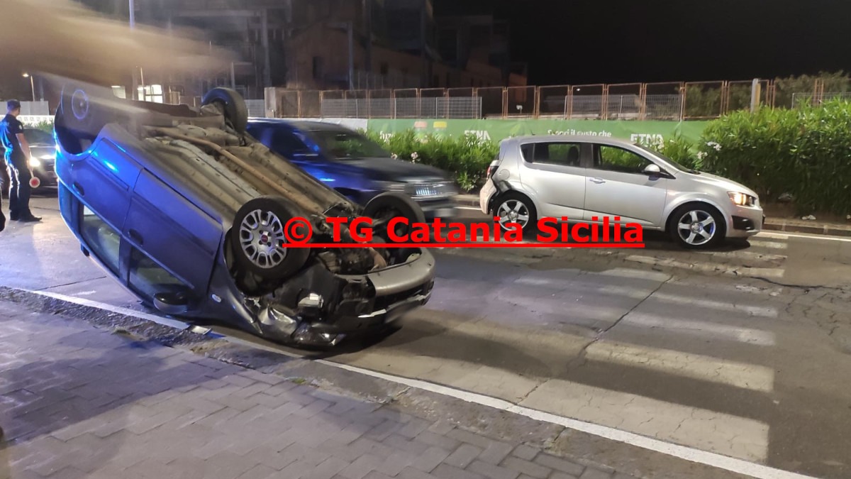 Incidente stradale Le Ciminiere: auto ribaltata, Vigili del Fuoco in azione