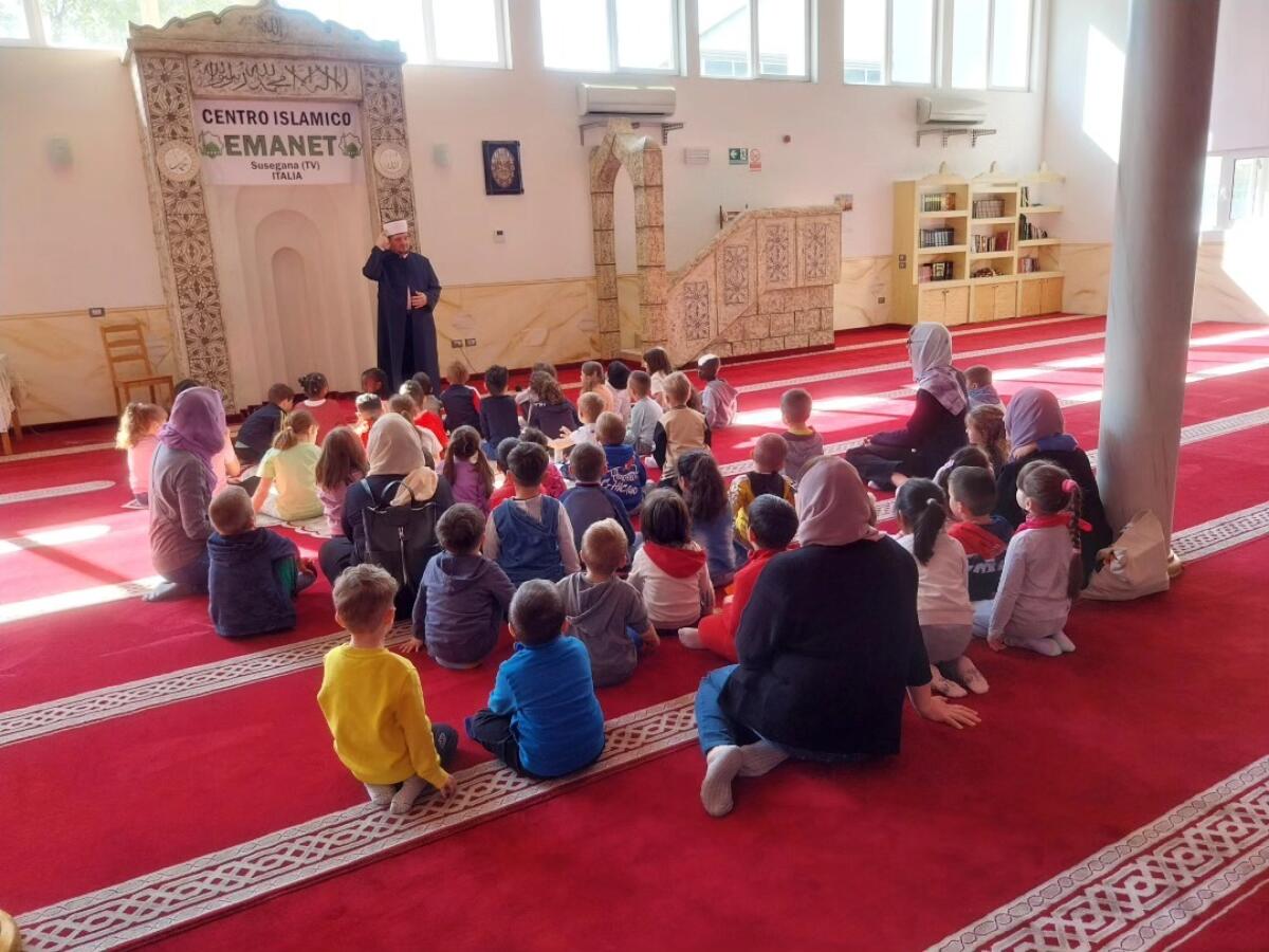 Bimbi in moschea: l’indignazione dei politici | È solo educazione o indottrinamento? -