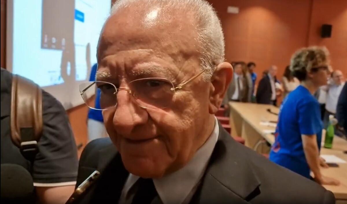 De Luca sorride ma tace sulla vittoria del centrosinistra | Cosa nasconde il governatore campano? -