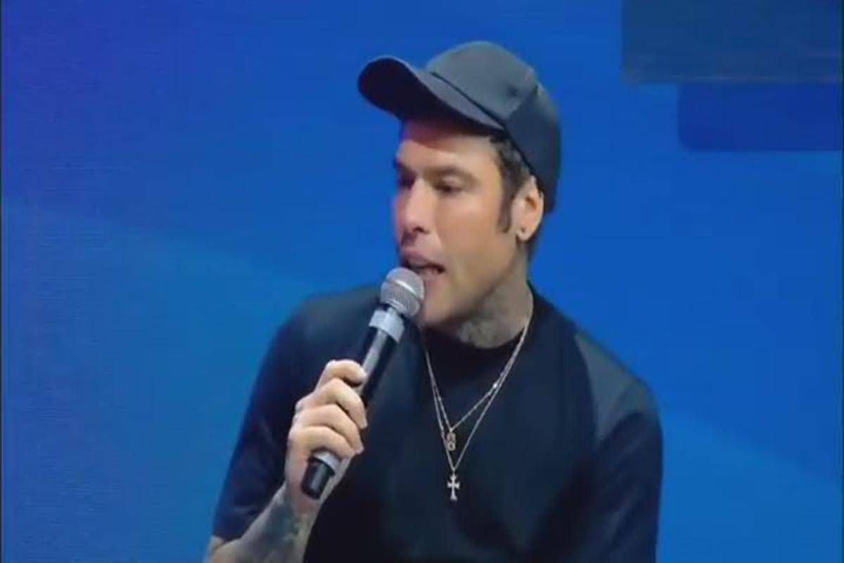 Fedez sul palco di Forza Italia tra Berlusconi e critiche a Travaglio - Video - 