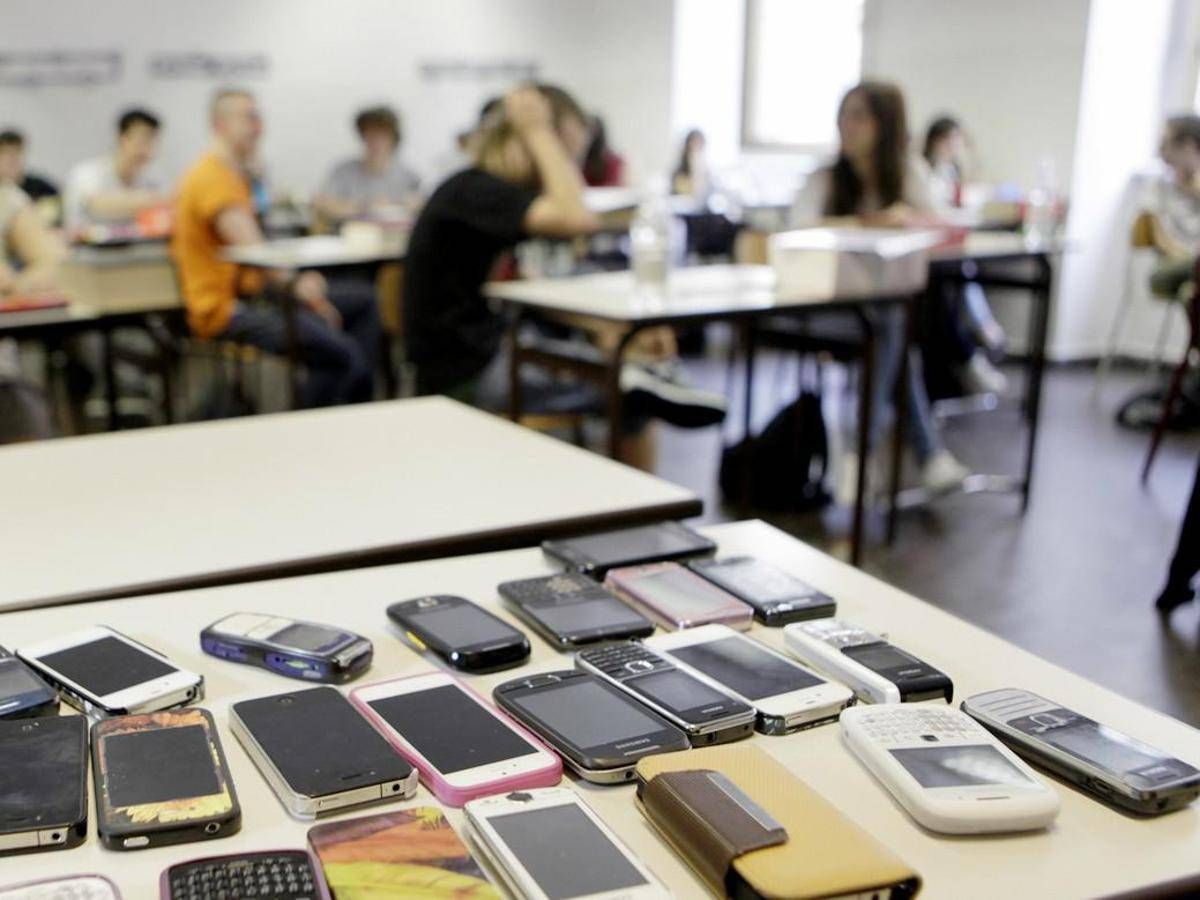 Scuola, Valditara propone a Ue divieto cellulari in classe -