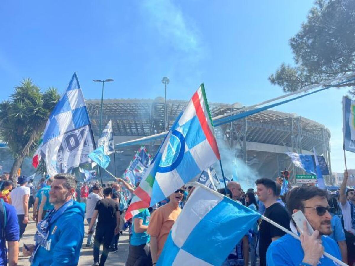 Follia al Maradona: biglietti a 500 euro per Napoli-Cagliari | I tifosi chiedono giustizia contro i bagarini! - 