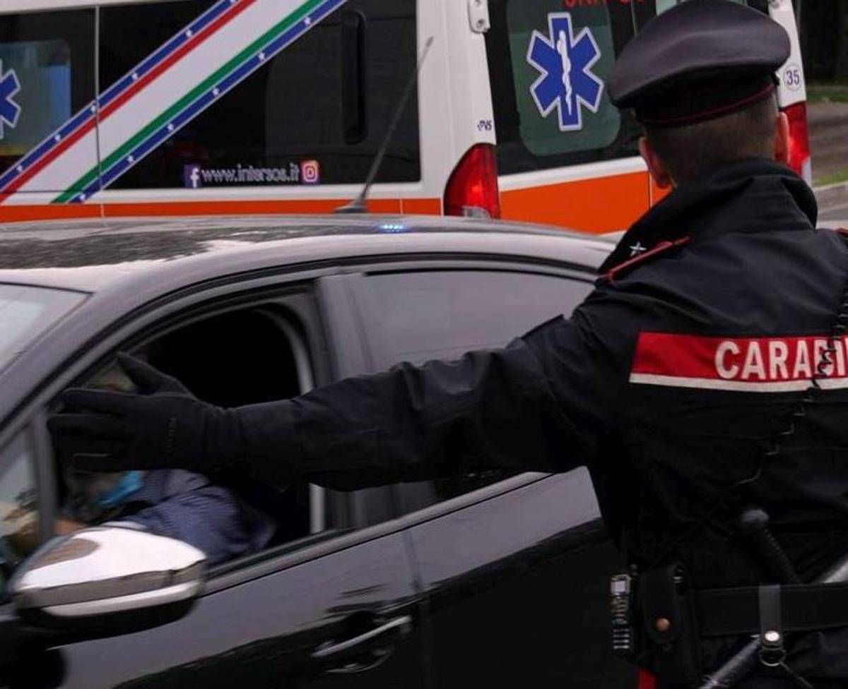 Accoltella la moglie e si barrica in casa con i figli: arrestato 40enne a Pompei - 