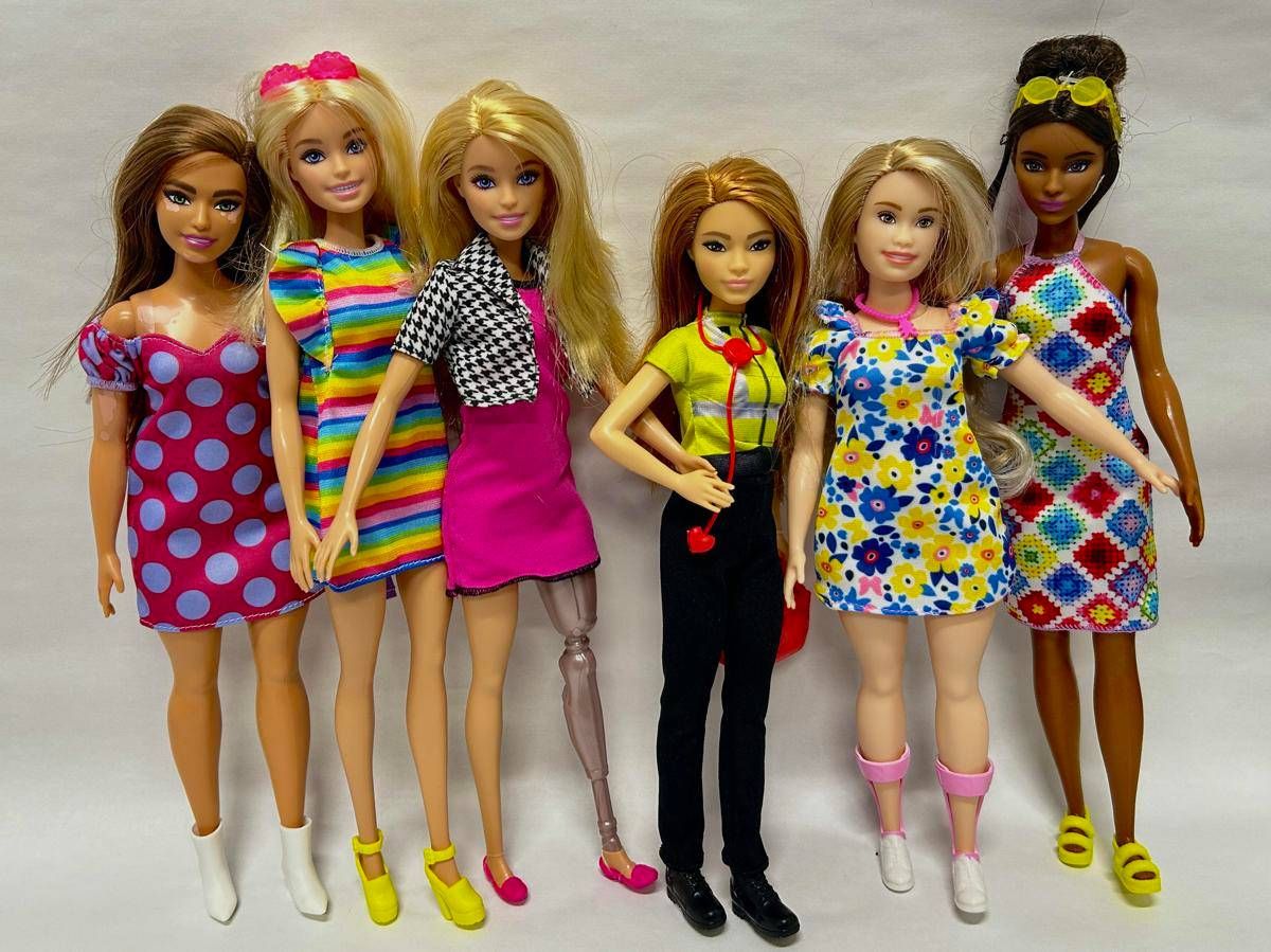 Barbie scende dai tacchi, così è cambiata dal 1959 ad oggi - 