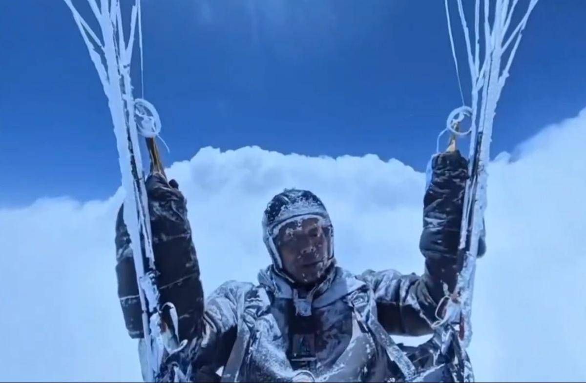 Scaraventato a più di 8.000 metri, parapendista sopravvive al gelo e all’ipossia: il video è virale - 