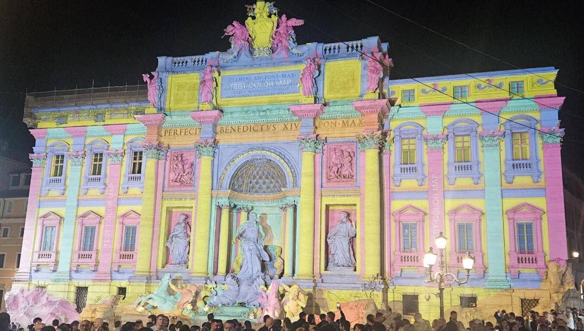Roma, Fontana di Trevi illuminata per gli Internazionali di tennis -