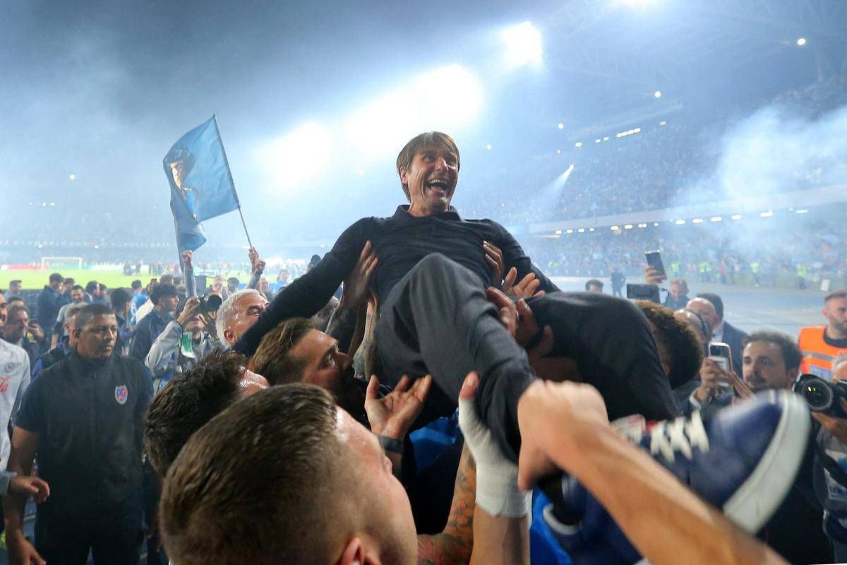 Napoli, festa scudetto: lunedì sfilata con bus scoperto per salutare i tifosi -