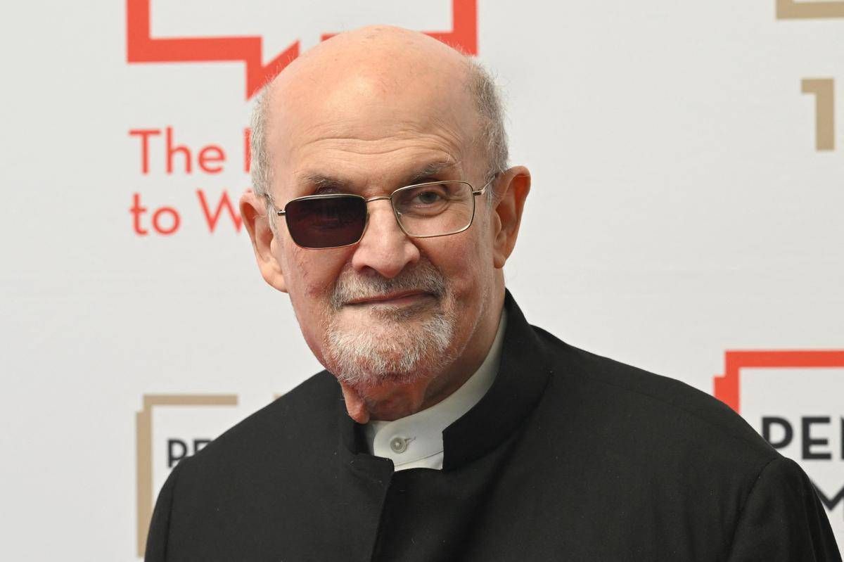Accoltellò Salman Rushdie, condannato a 25 anni di carcere - 