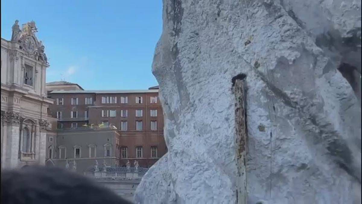 Fumata bianca, eletto il nuovo Papa: le campane e la festa a San Pietro - Video -