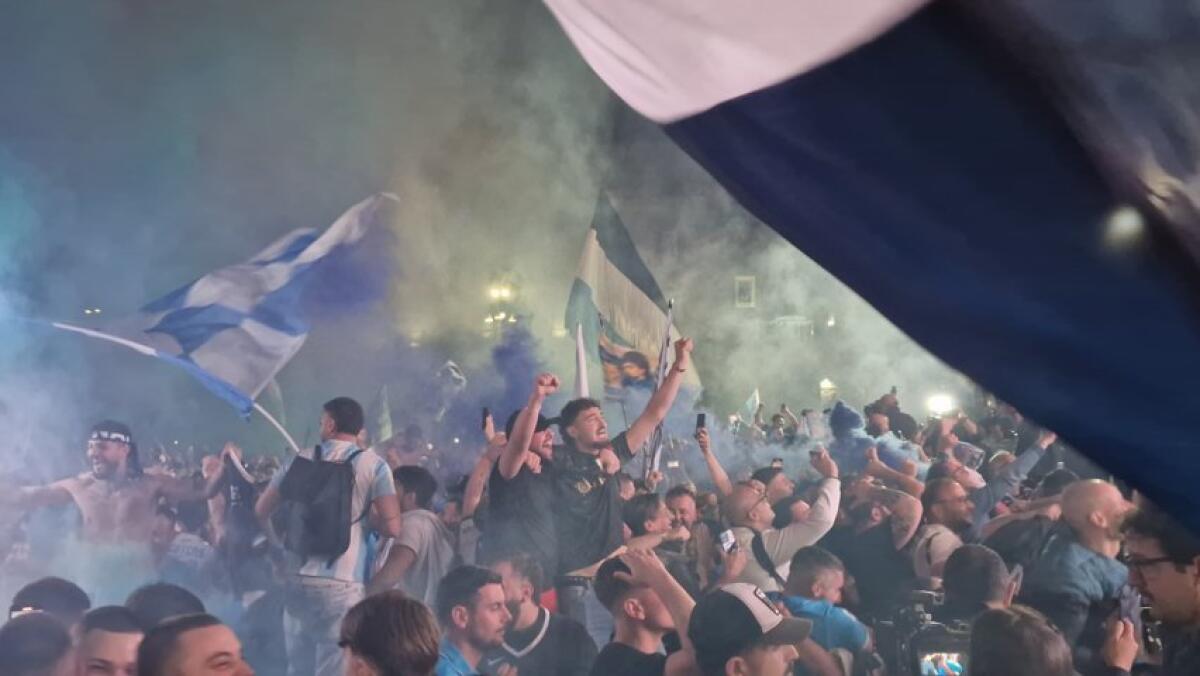 Napoli festeggia il quarto scudetto | La richiesta al murale di Maradona lascia tutti senza parole! -