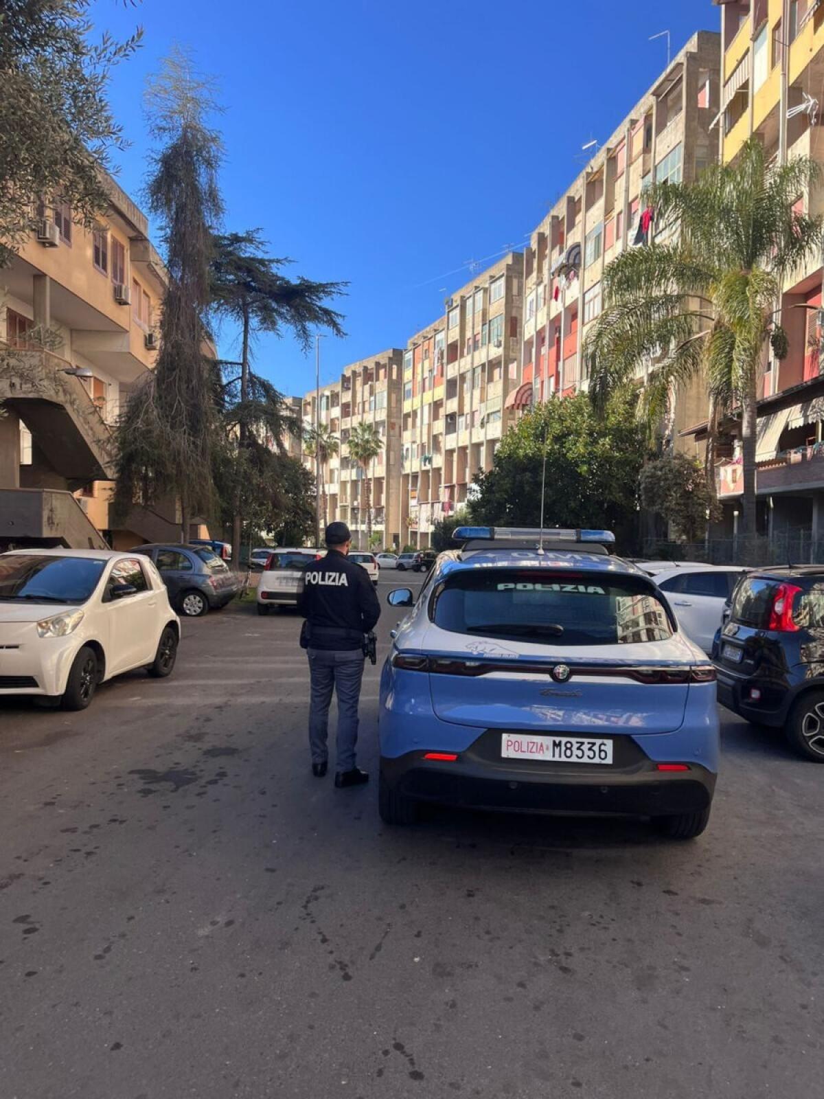 Scoperto in pieno giorno | La Polizia di Catania sorprende il pusher che credeva di farla franca! -