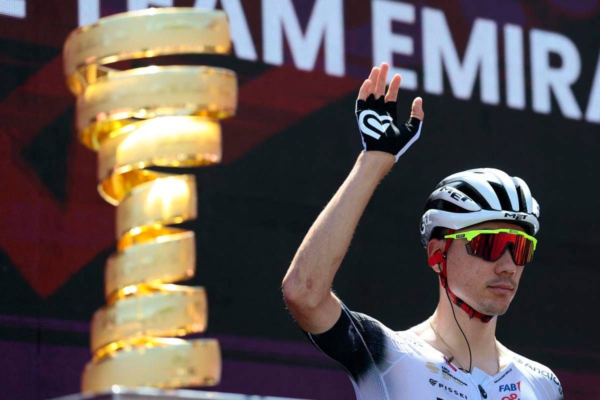 Giro d'Italia, Ayuso si ritira dopo la puntura di un calabrone - 