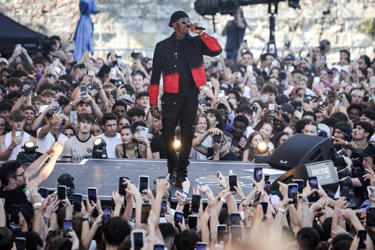 Morto a 31 anni Werenoi, il rapper campione di vendite in Francia - 