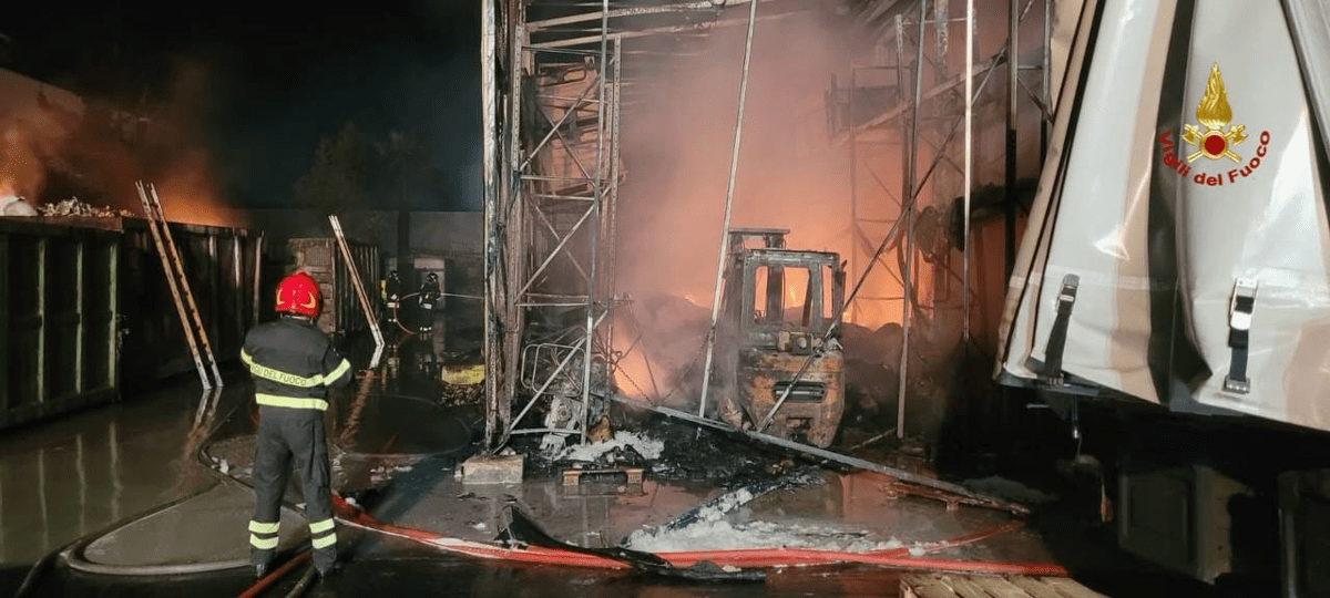 Palermo, fiamme in impianto trattamento rifiuti - 