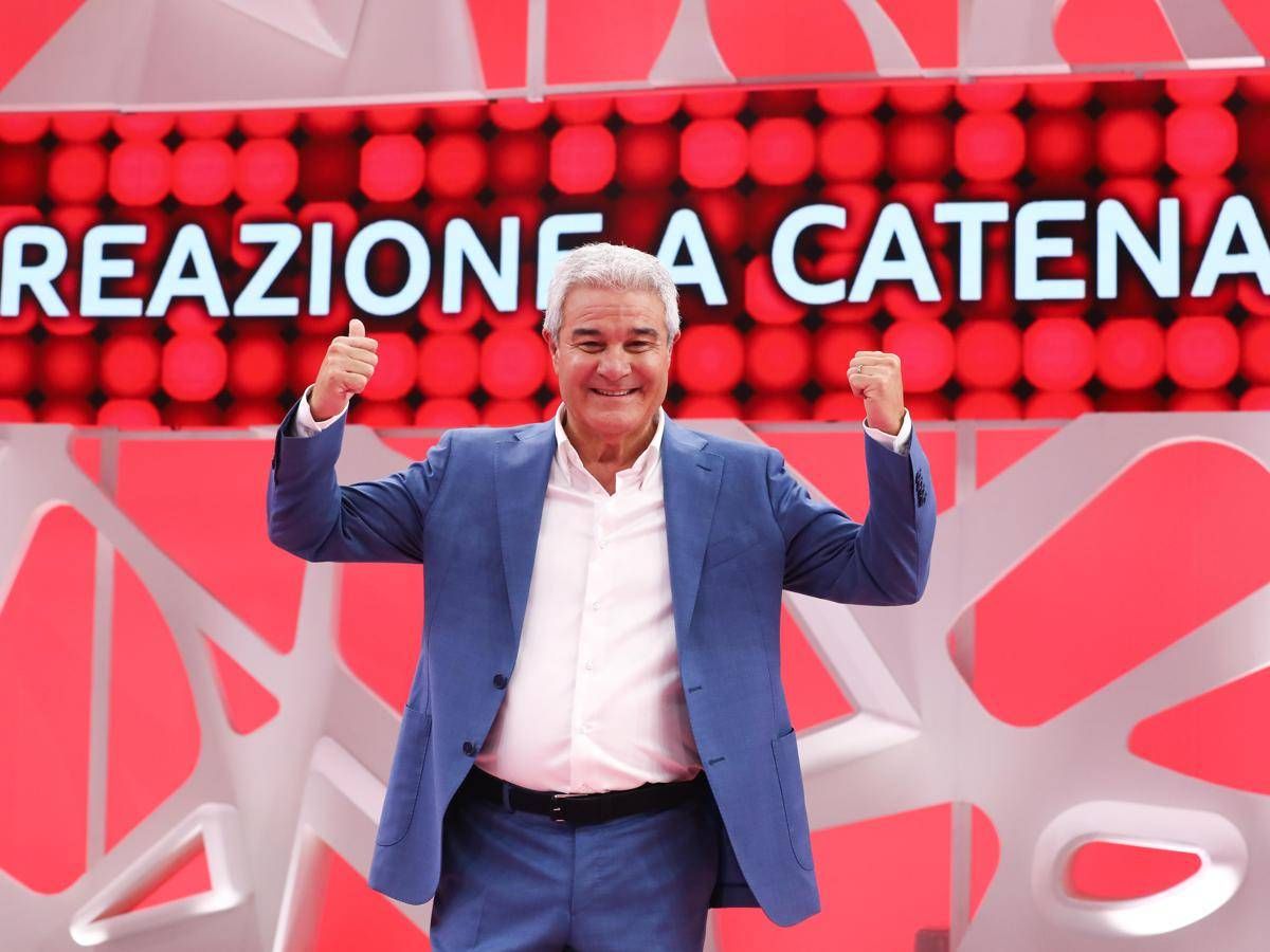 Pino Insegno torna con 'Reazione a catena' e replica alle critiche: "Bassi ascolti? Non devo dimostrare nulla" - 