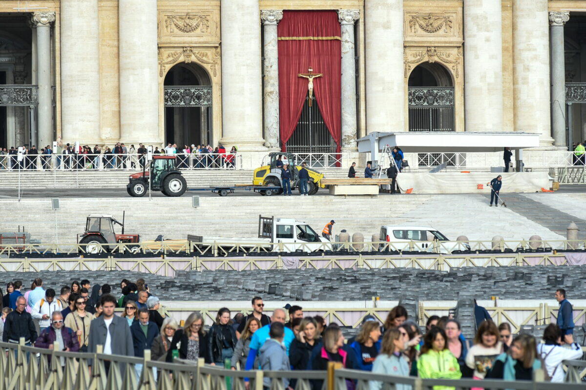 Pellegrini in fila a San Pietro | Scopri perché questo Regina Caeli segna una svolta storica! - 