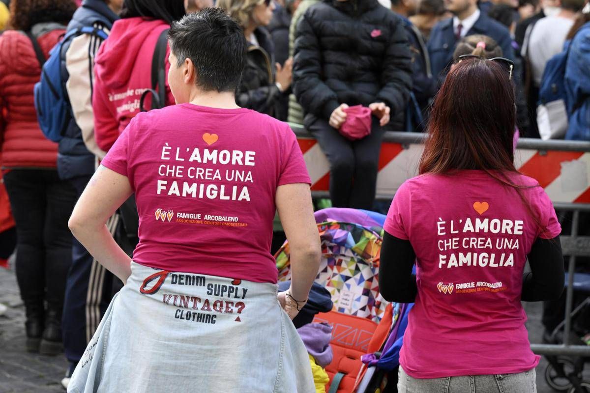 Fecondazione, Consulta: "Entrambe le madri possono riconoscere figlio alla nascita" -