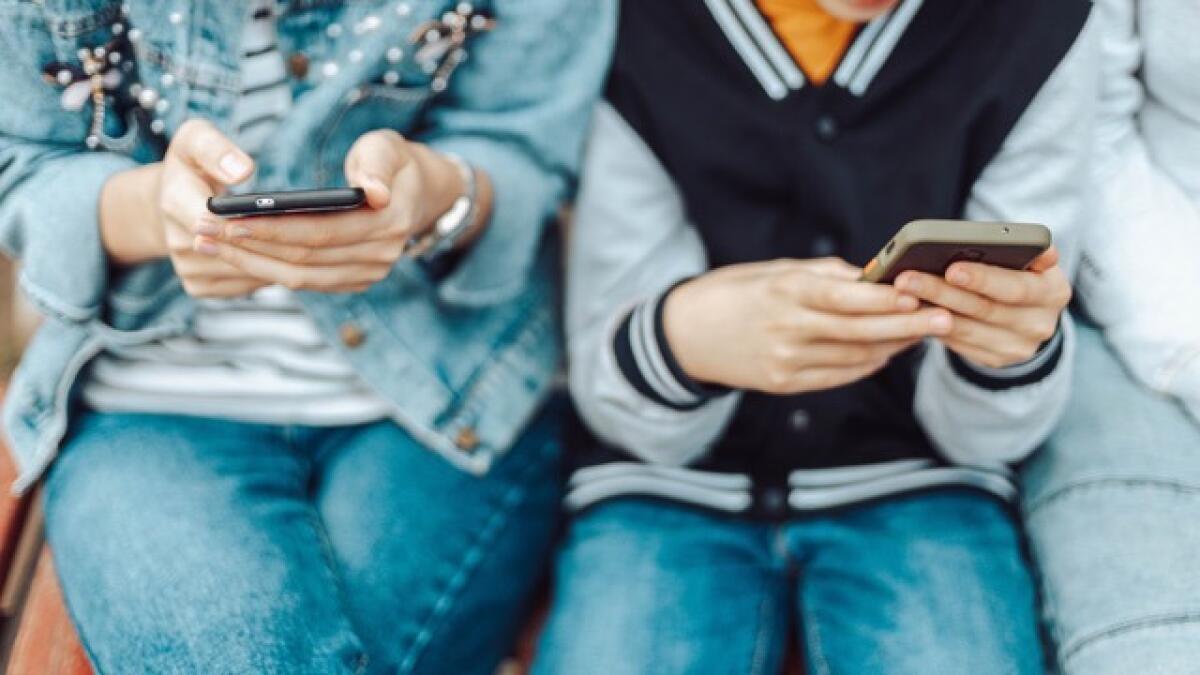 Smartphone vietati ai minori di 15 anni | È davvero la soluzione ai problemi dei ragazzi? - 