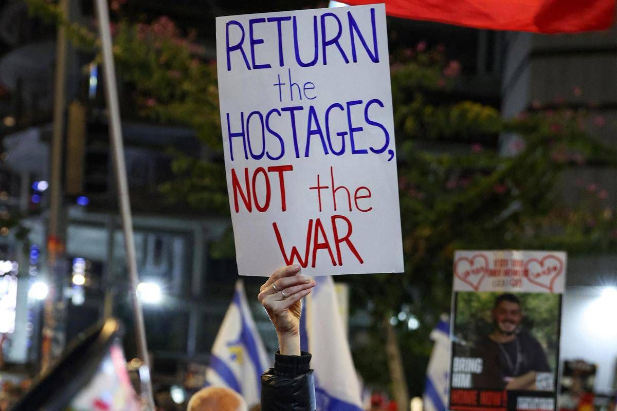 Gaza, 600 giorni di guerra: famiglie ostaggi protestano contro governo a Tel Aviv - 