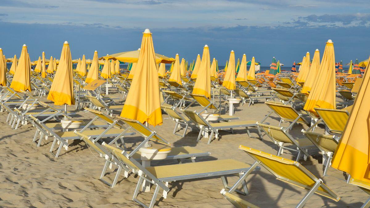 Donna travolta da una ruspa in spiaggia | Perché c'era un mezzo pesante in un giorno affollato? -