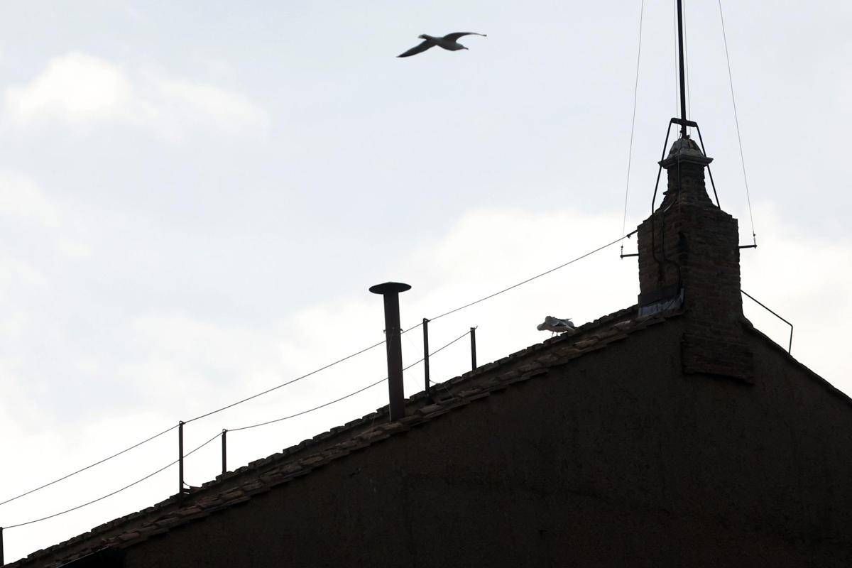 Conclave oggi al via, gli occhi del mondo puntati sul comignolo della Sistina -