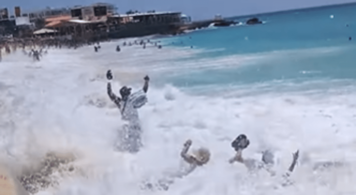 Caraibi, onda travolge una coppia a riva e la scaglia contro le rocce - Video - 