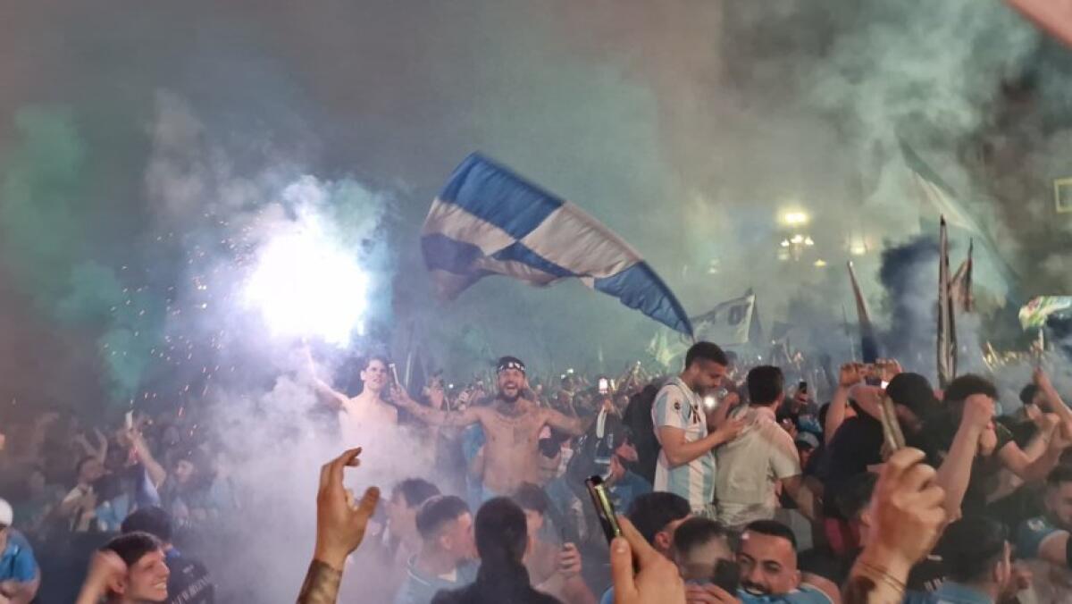 Festa scudetto a Napoli: quasi 100 feriti e un influencer in fuga | Perché non possiamo ignorare la vera faccia dei festeggiamenti? -
