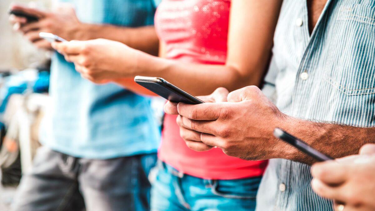 Smartphone vietati agli under 14 | La sorprendente alleanza tra destra e sinistra per proteggere i bambini! - 
