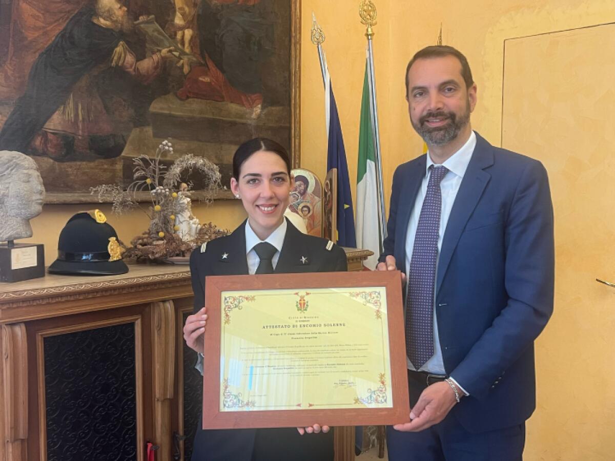 Sottufficiale della Marina Militare riceve un encomio dal Comune di Messina | Scopri perché il suo coraggio sta facendo discutere la città! -