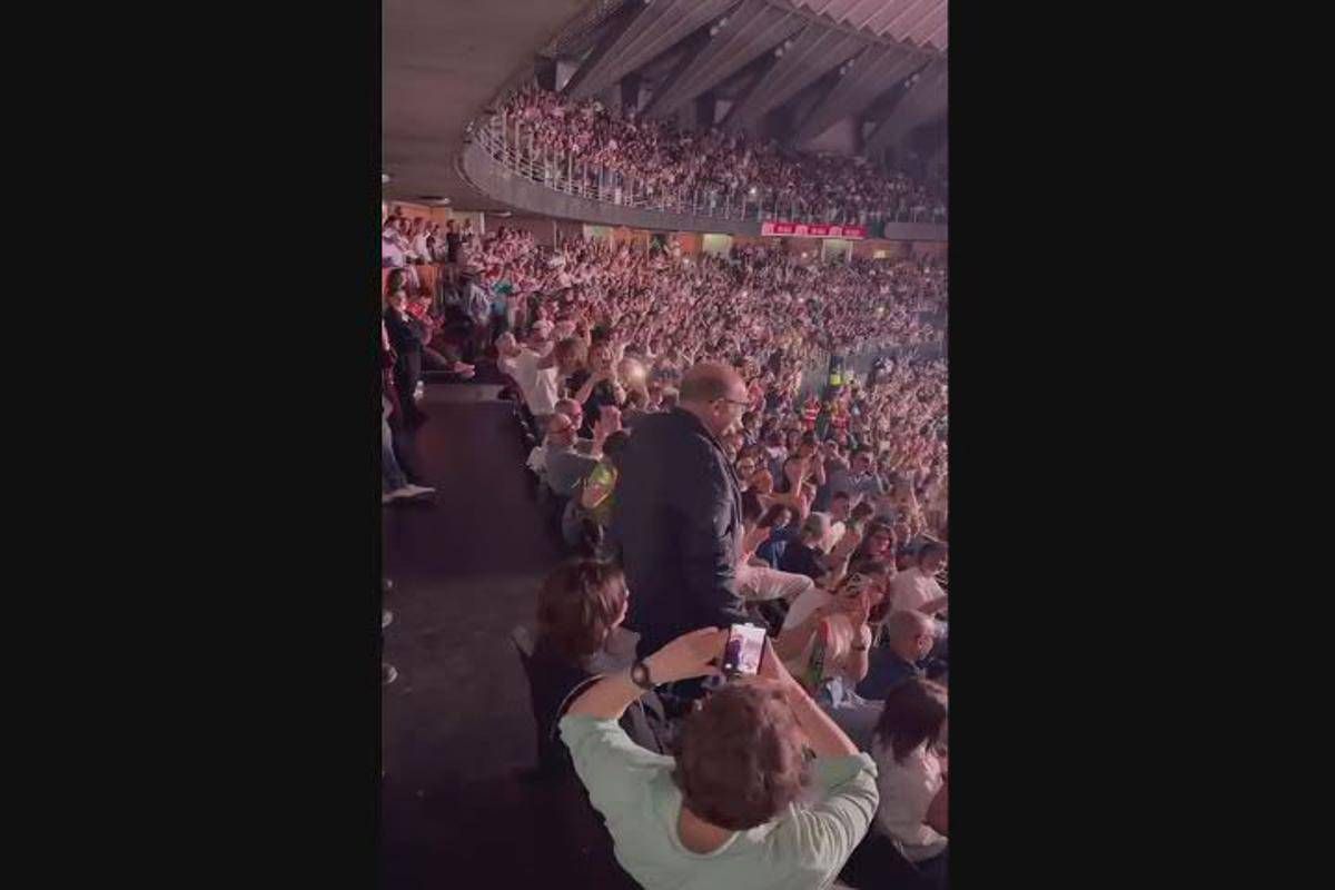 Jovanotti, ovazione per Carlo Verdone al concerto: "Lo famo strano" - Video - 