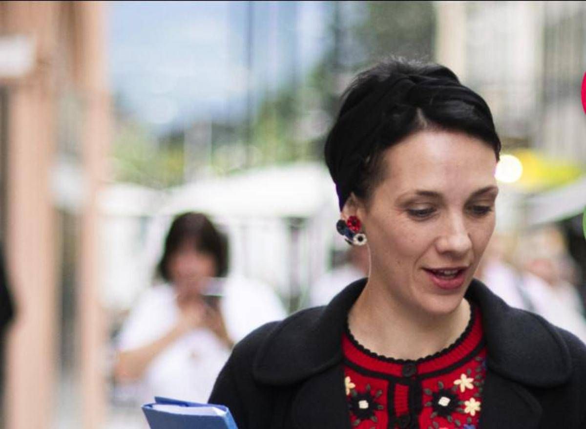 Merano, neosindaca Katharina Zeller si toglie fascia tricolore: il caso -