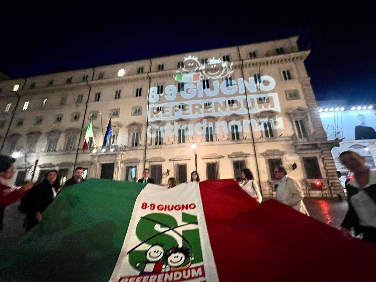 Referendum cittadinanza, blitz del comitato promotore: logo su facciata Palazzo Chigi - Foto -