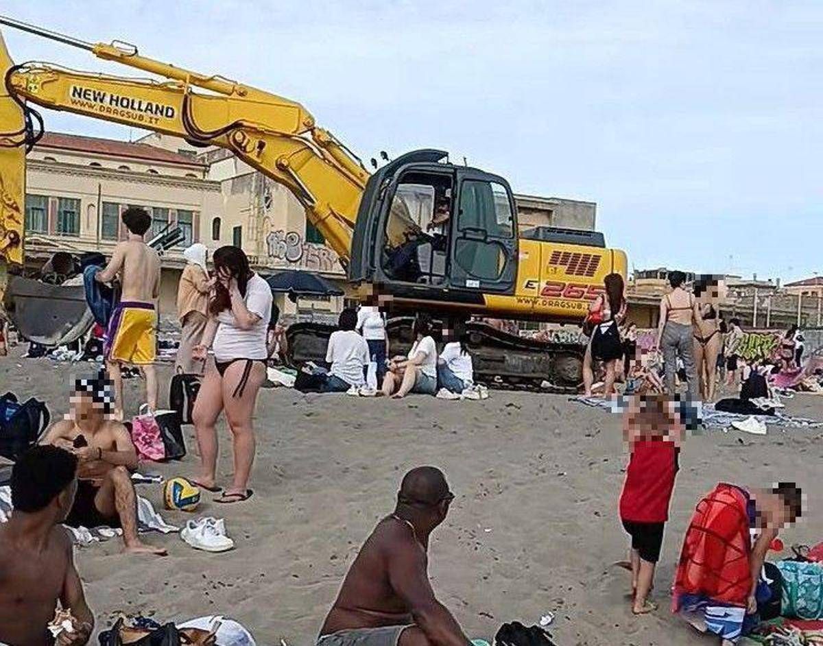 Ostia, "ruspa tra i bagnanti in spiaggia, inaccettabile": la denuncia - 