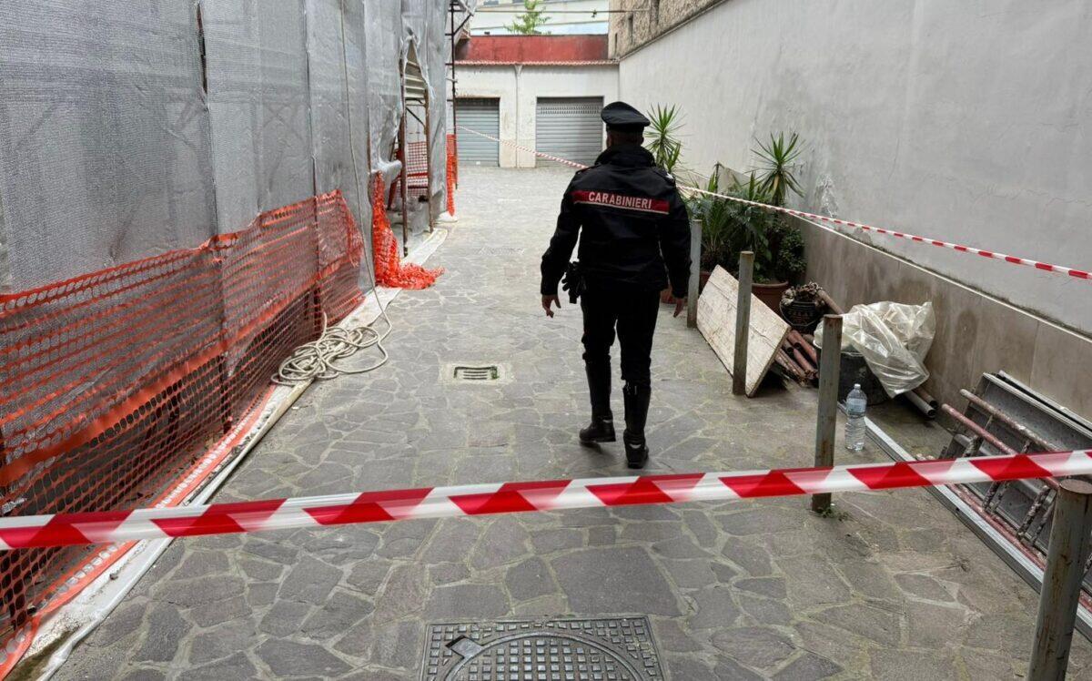 Fatalità sul lavoro: un operaio cade dall’impalcatura | È davvero sicuro lavorare in cantiere? -
