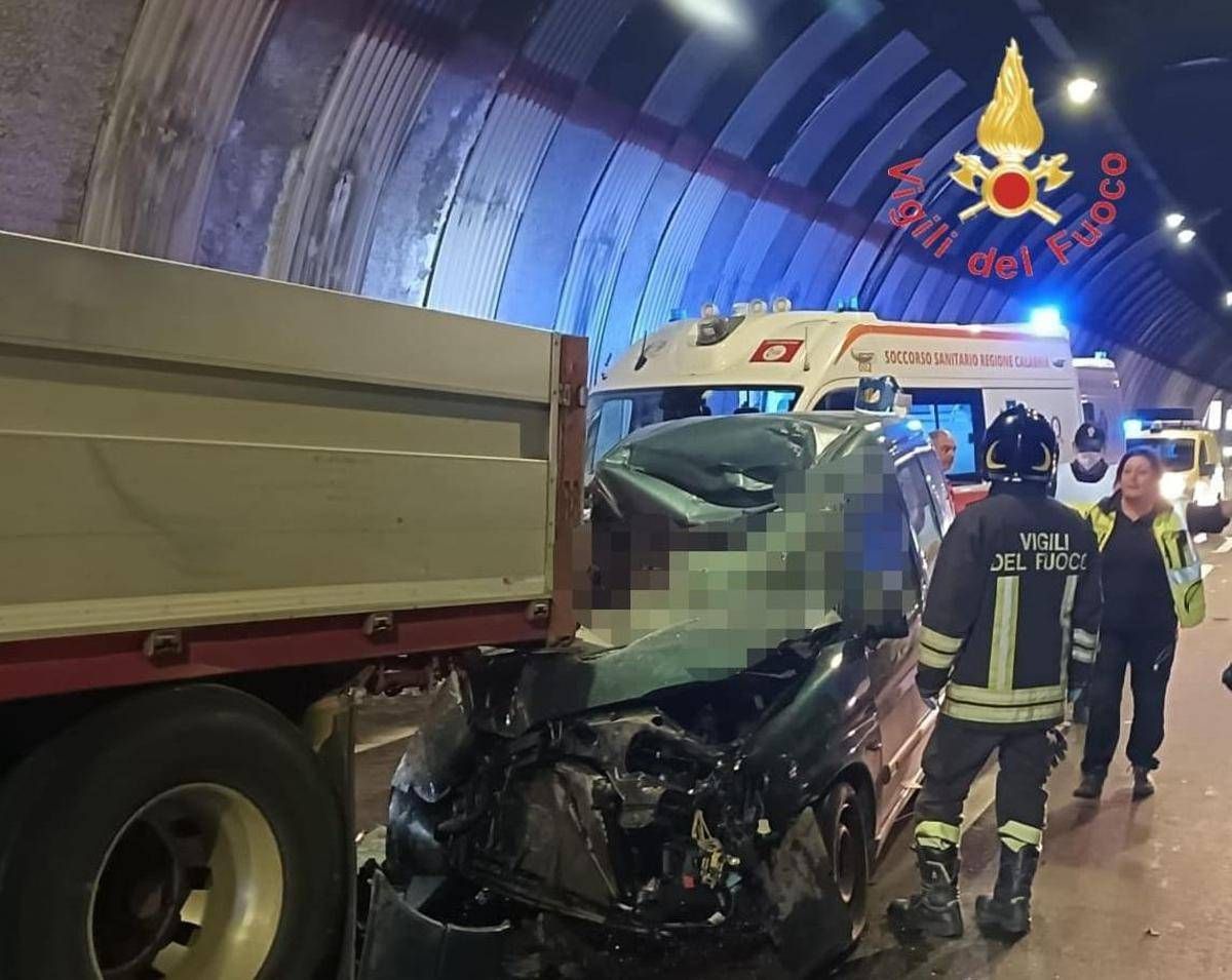 Scontro tra camion e auto sulla statale 'Dei Due Mari', due morti nel Catanzarese -