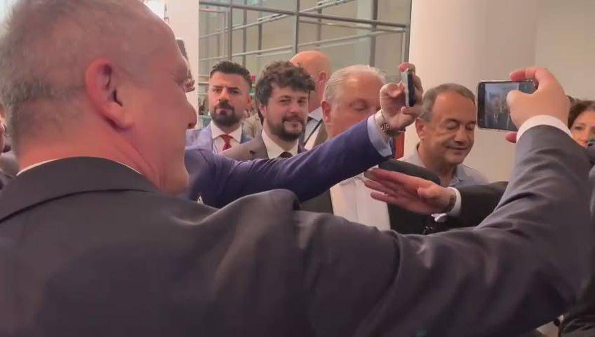 Ue, Lucano (Left) consegna kefiah a Mattarella -
