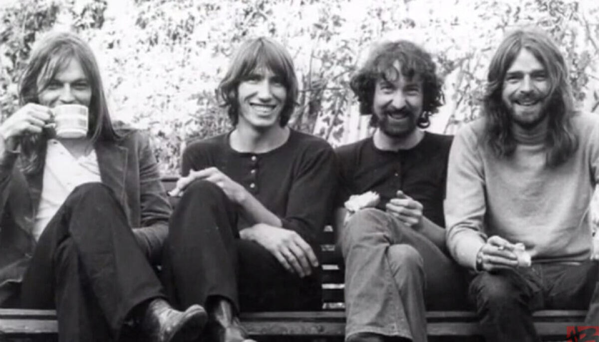 58 anni fa: I Pink Floyd presentano il primo concerto rock quadrifonico alla Queen Elizabeth Hall di Londra, un evento che ha rivoluzionato la musica! -